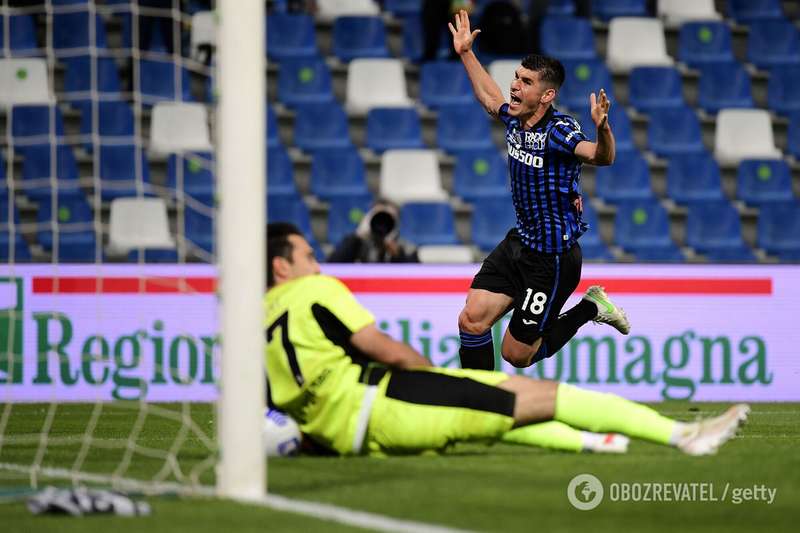 Руслан Малиновский празднует гол.