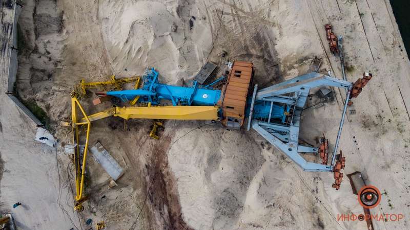 В Днепре ветер обрушил кран рядом с мостом - фото 1 dqxikeidqxitkant