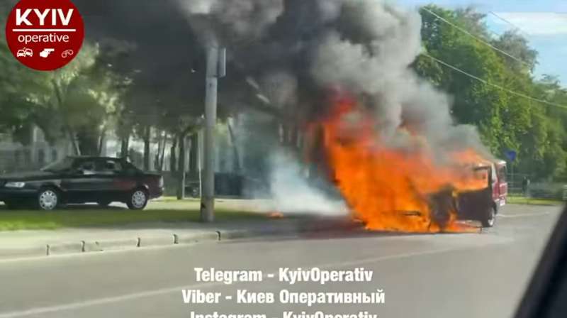 в Киеве загорелось авто. Скриншот из фейсбука Киев Оперативный dqxikeidqxiqxxant