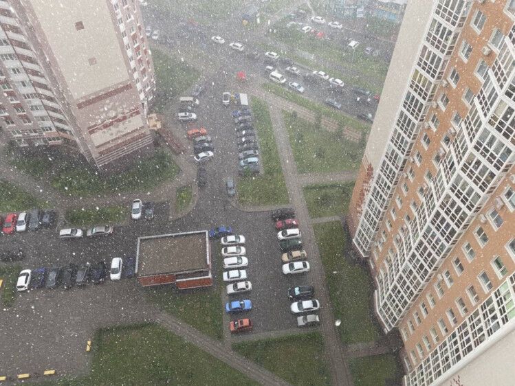 Осокорки накрыл сильный град.
