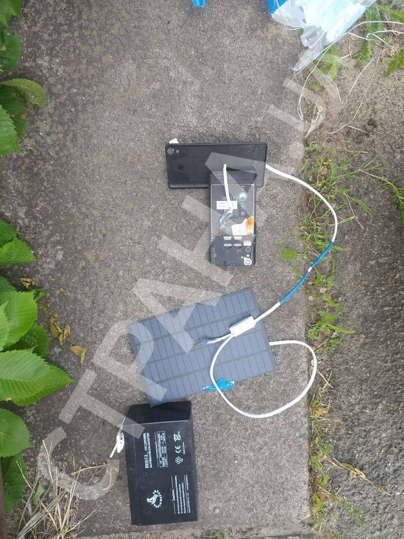 Правоохранители нашли телефон соединенный проводами с акамулятором.