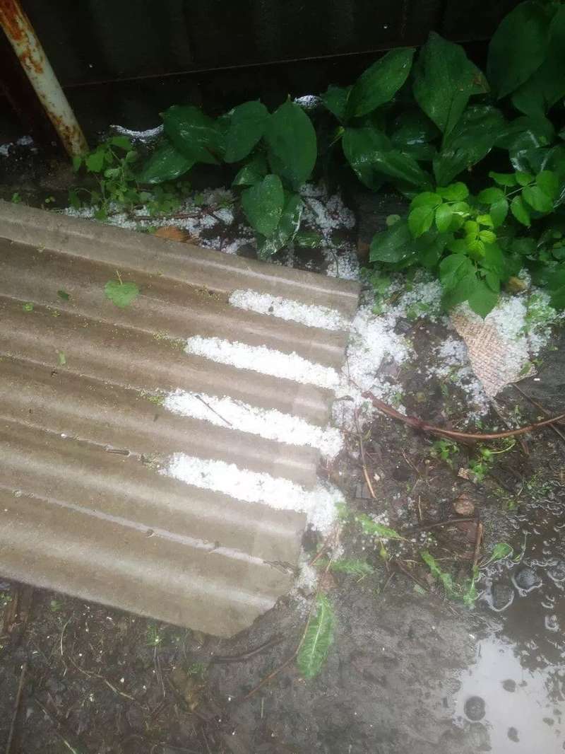 В сети писали, что град был крупный.