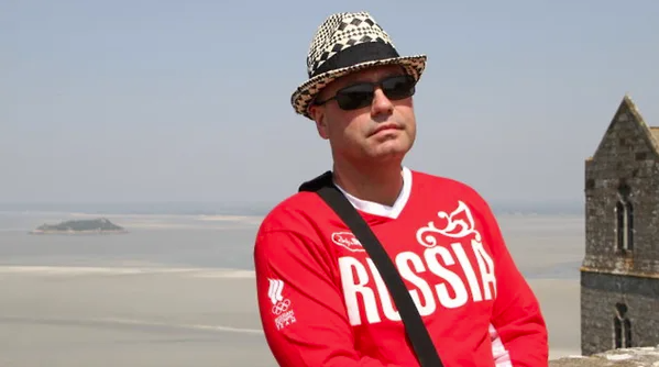 Мужчина фотографировался в кофте с надписью "Россия" dqxikeidqxiqqeant