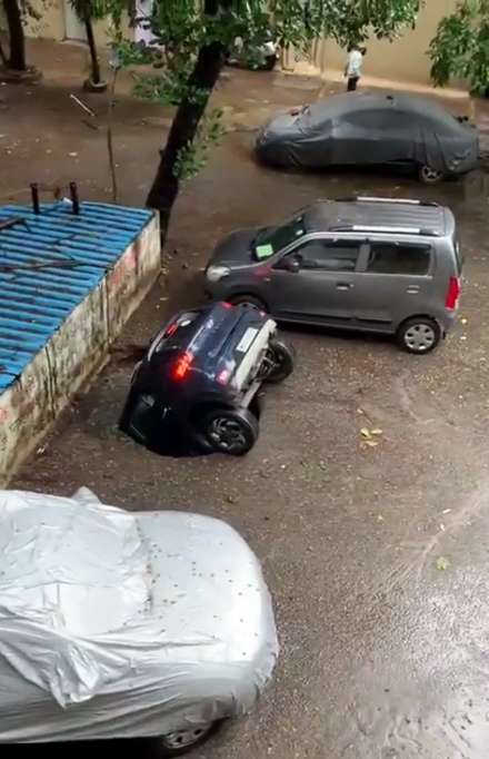 Рядом были припаркованы еще две машины, которые не пострадали dqxikeidqxitkant