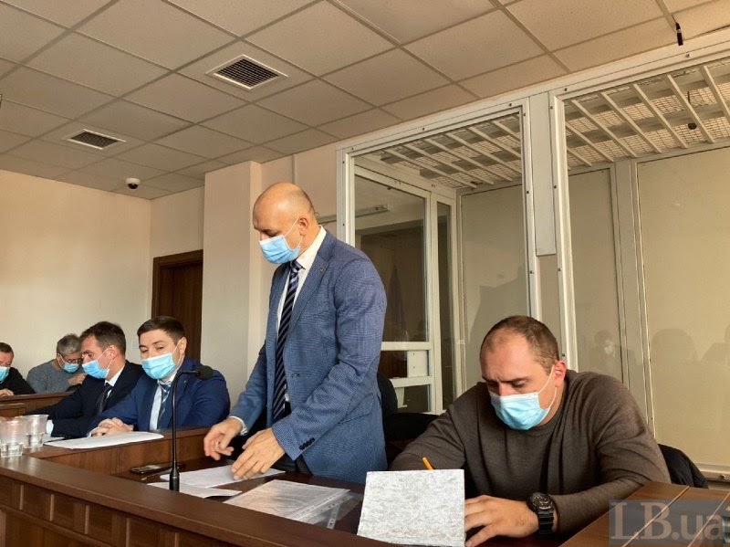 Адвокати Стефан Решко, Олександр Горошинський, Ігор Варфоломєєв (стоїть) під час засідання