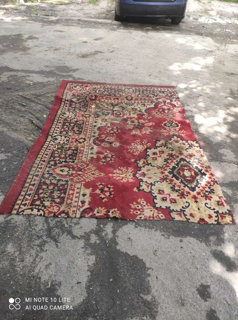 Местные жители по-своему решили проблему ям на дорогах.