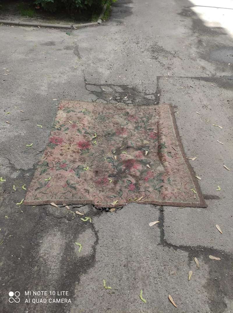 Для "ремонта" использовали старые ковры.