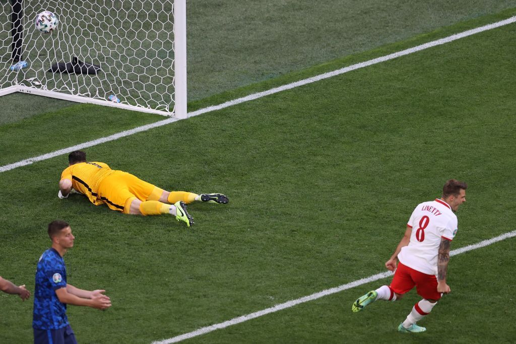 Польша сравняла счет на 46-1 минуте, но уступила Словакии.