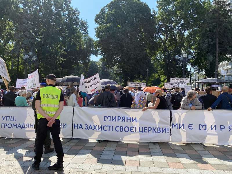 Участники акции держат соответствующие плакаты dqxikeidqxitkant