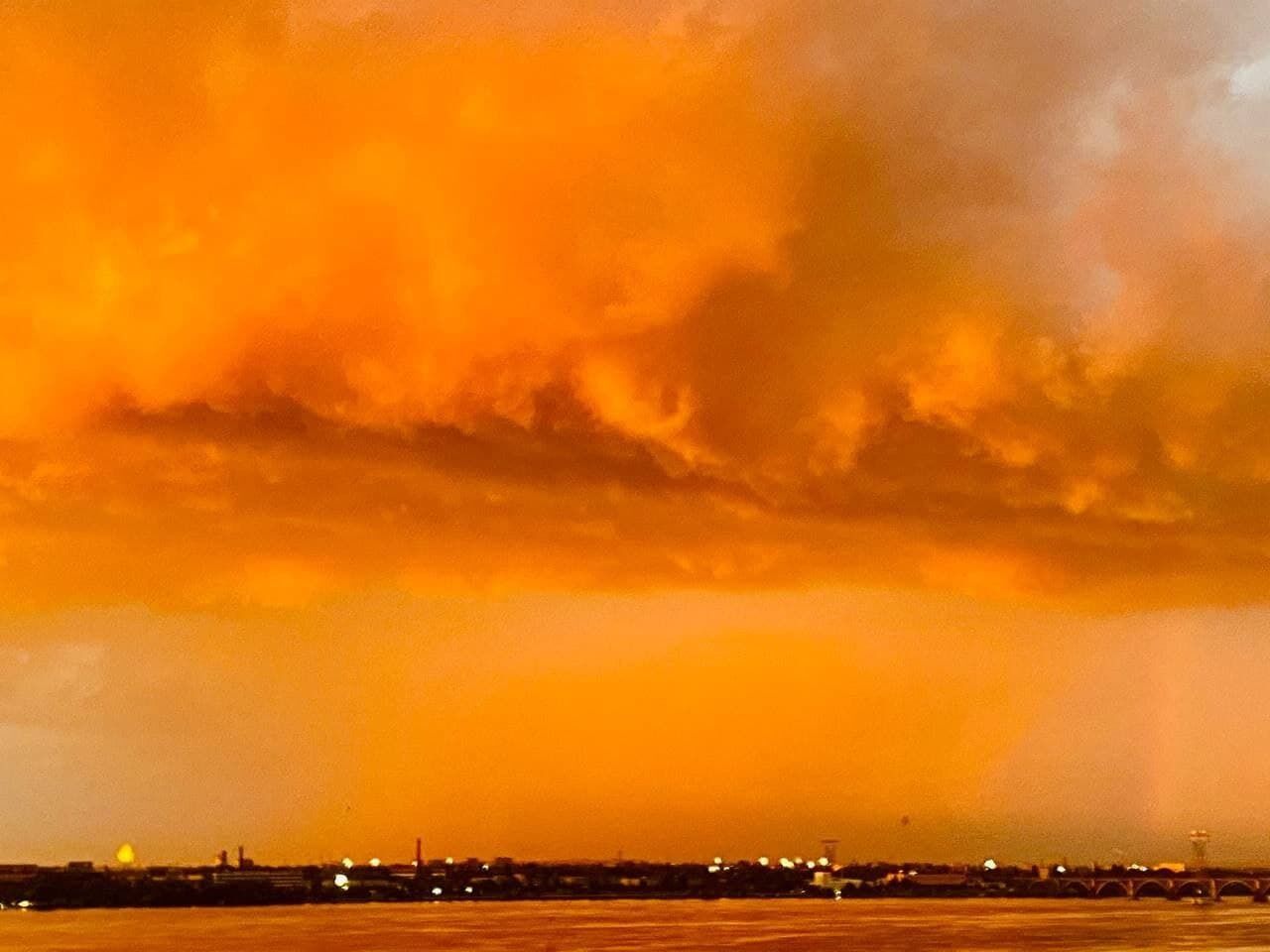 Небо над Днепром после ливня.