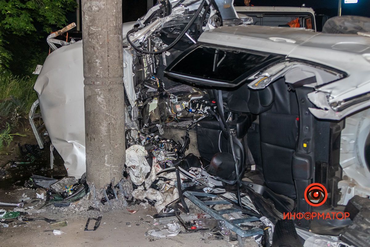 От машины осталась груда металла.