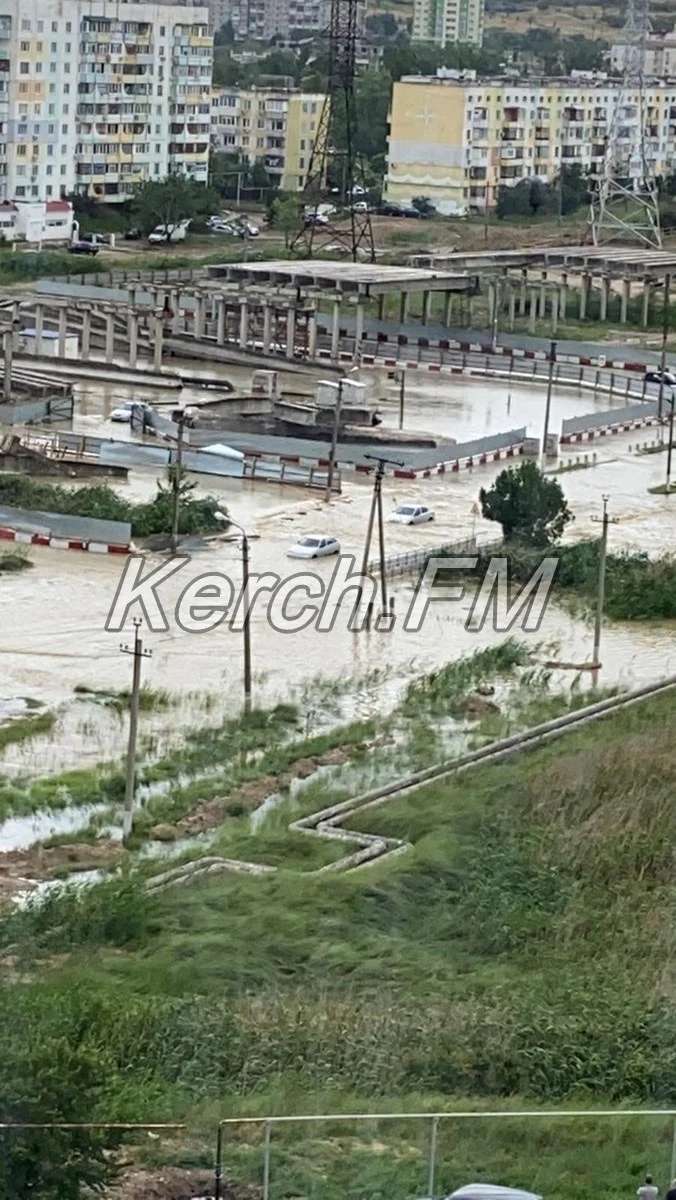 Дороги в Керчи буквально превратились в реки и озера dqxikeidqxiqqeant