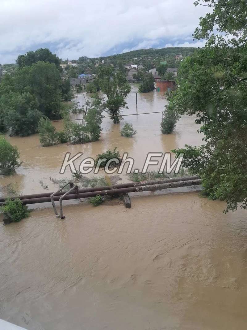 Почти по крышу затоплены автомобили