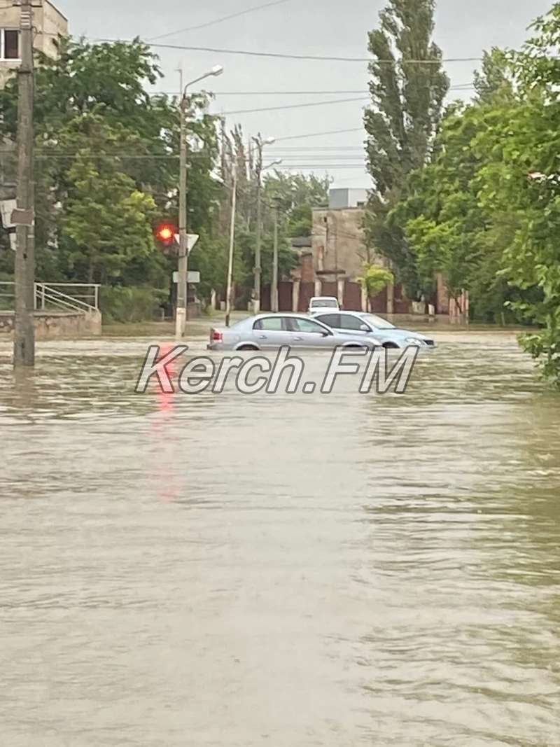 Дороги в Керчи буквально превратились в реки и озера