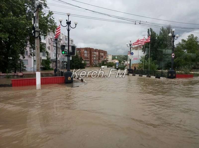 Образовалось огромное озеро, которое не могли преодолеть легковушки