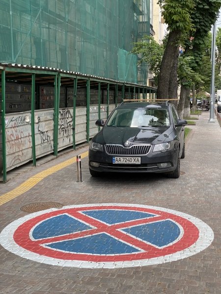 Знак, нарисованный на Пушкинской улице в Киеве Киев, знак, Пушкинская dqxikeidqxiqqeant