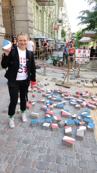 Анна Даниленко позирует с плиткой на Пушкинской улице в Киеве Анна Даниленко, Киев, Пушкинская улица