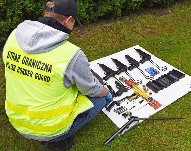 Контрабандистов, поставлявших оружие в Украину, задержали в Польше 04 Контрабандистов, поставлявших оружие в Украину, задержали в Польше 04
