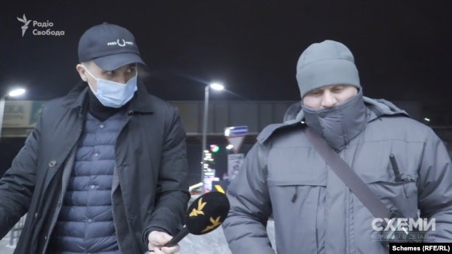 «Схеми» вирішили поцікавитись у нього, хто він і чому фотографував редакційну машину