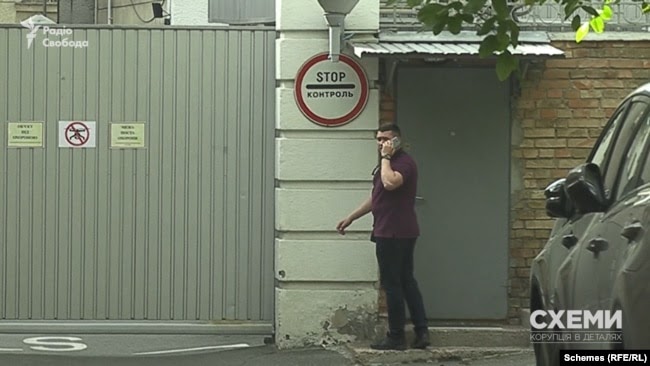 Вже за декілька хвилин «Схемам» вдалося зафіксувати, як ця приватна особа потрапила на закриту територію Офісу президента вже з іншого боку