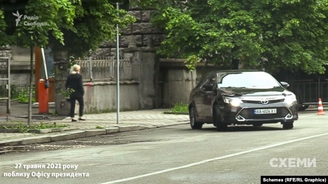 Згодом журналісти зафіксували, як з воріт виїхала Toyota Camry