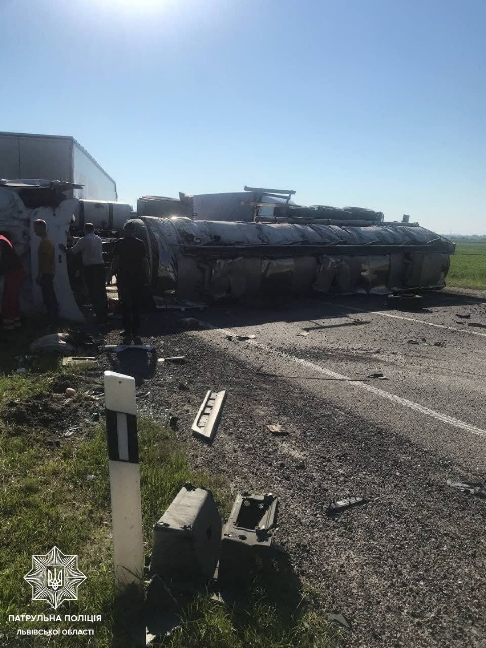 В результате ДТП грузовик перевернулся.