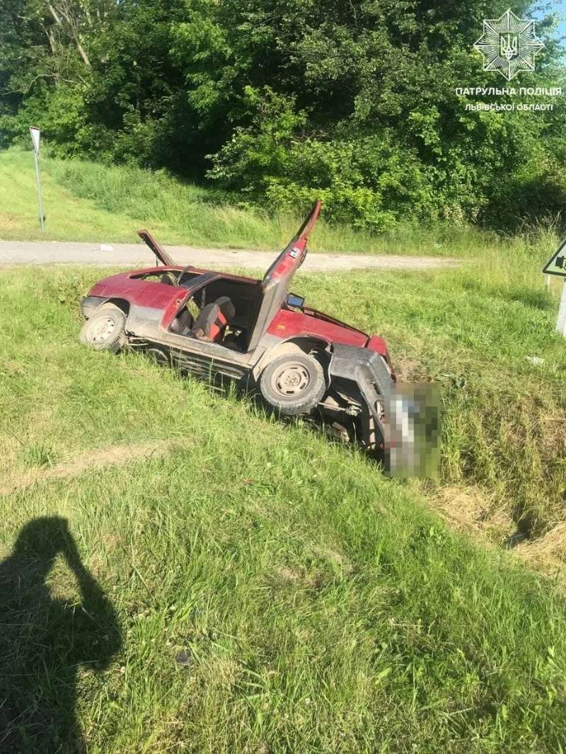 Легковушка вылетела с дороги.