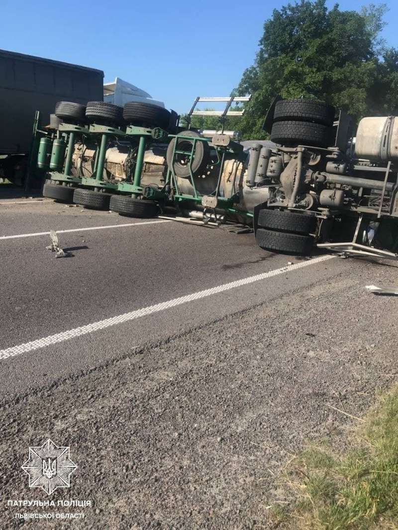 Фура перекрыла дорогу.