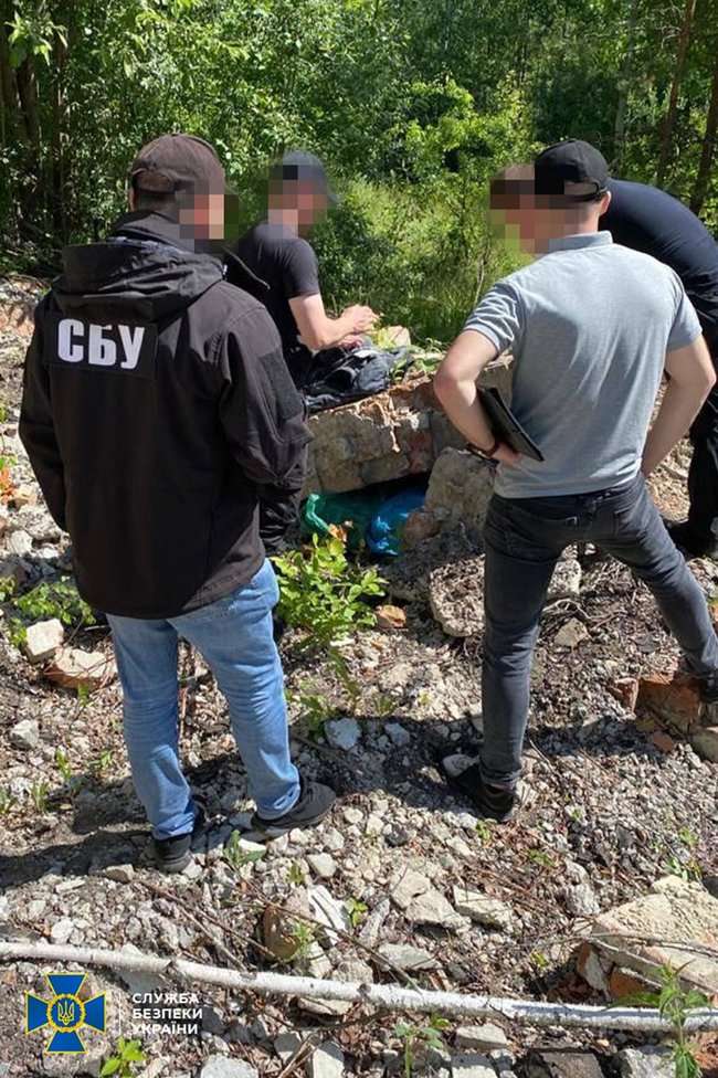 СБУ обнаружила тайники с оружием на Луганщине и Ривненщине 04