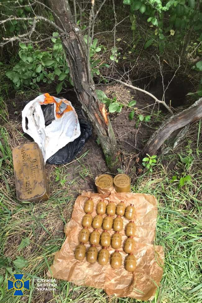 СБУ обнаружила тайники с оружием на Луганщине и Ривненщине 06