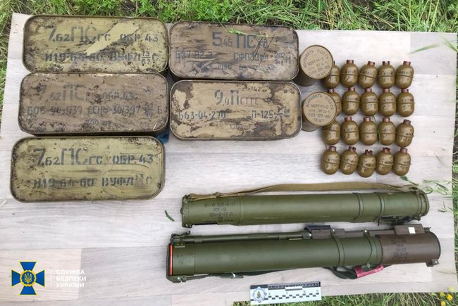 СБУ обнаружила тайники с оружием на Луганщине и Ривненщине 07