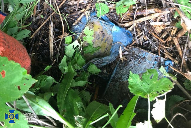 СБУ обнаружила тайники с оружием на Луганщине и Ривненщине 08