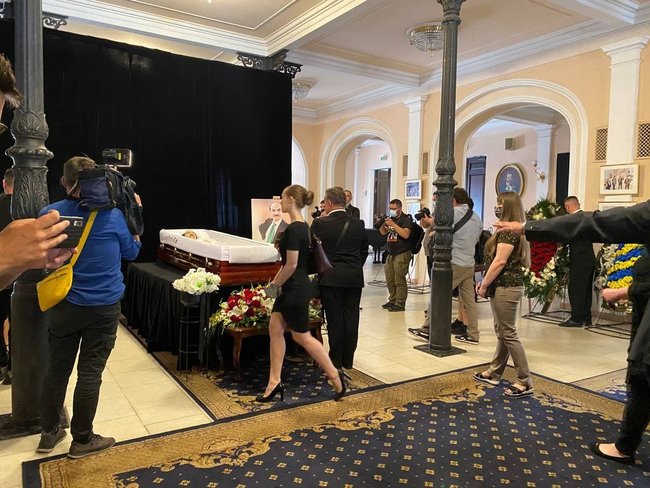 Хореографа Чапкиса похоронили в Киеве. Попрощаться с ним пришел Зеленский. 03