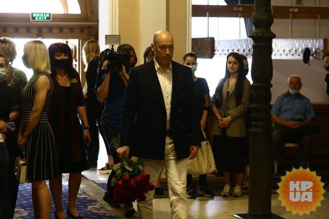 Дмитрий Гордон возложил цветы возле гроба Чапкиса