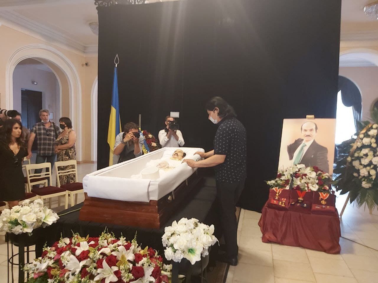 Павел Зибров на церемонии прощания с Чапкисом