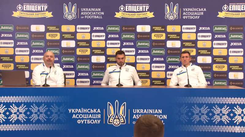 Георгий Бущан (в центре) на пресс-конференции dqxikeidqxitkant