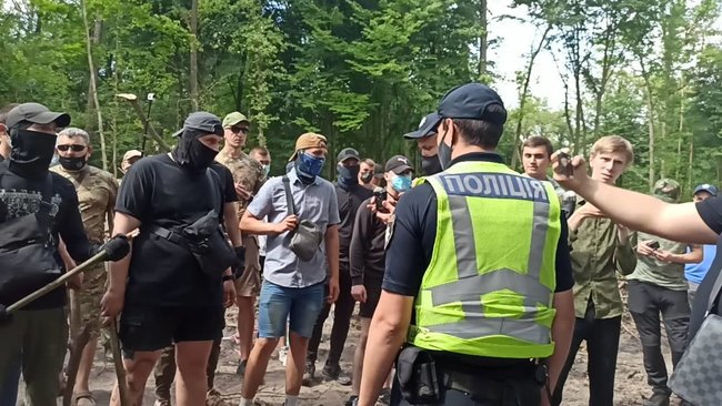 Акция против вырубки деревьев прошла в Голосеевском парке в Киеве 06