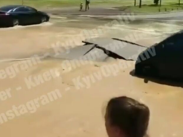 На Дарницком бульваре прорвало трубу. dqxikeidqxiqqeant