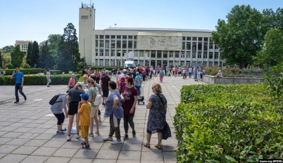 Очередь за питьевой водой. dqxikeidqxiqqeant
