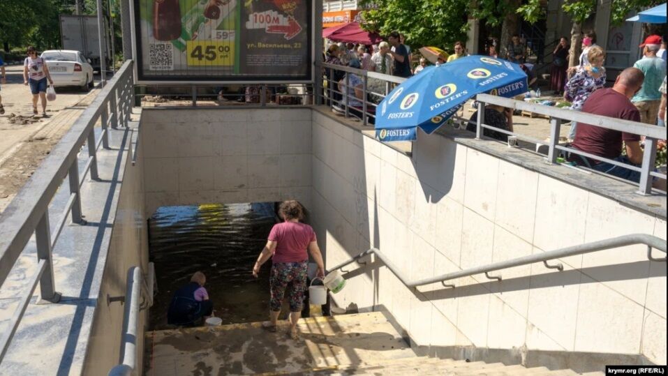 Затоплены подземные переходы.