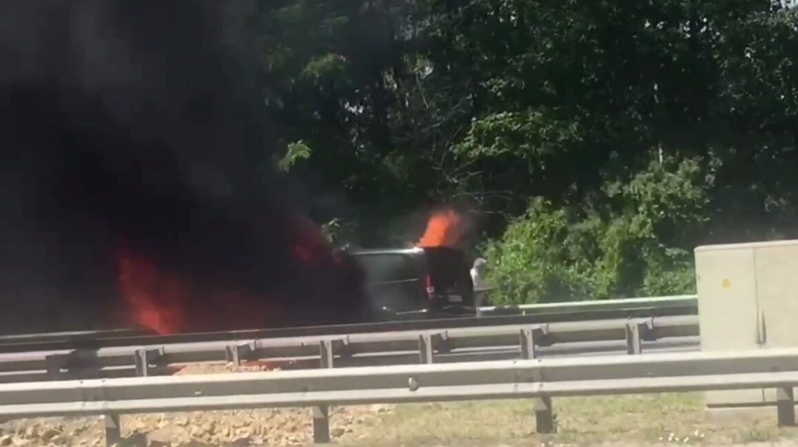 Автомобиль окутал черный дым. dqxikeidqxiqqeant