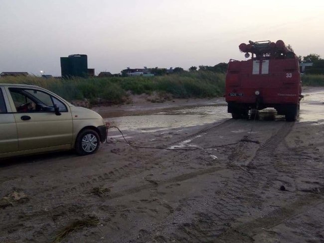 С пляжа Азовского моря вытащили 20 автомобилей, которые застряли в песке 04 С пляжа Азовского моря вытащили 20 автомобилей, которые застряли в песке 04