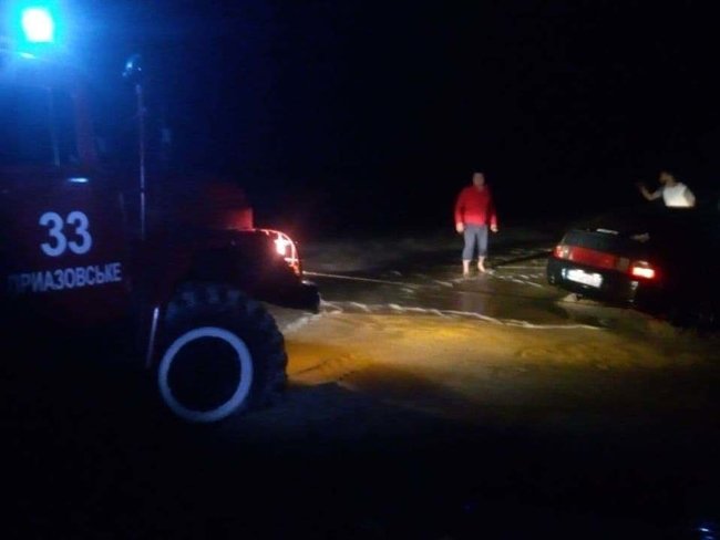 С пляжа Азовского моря вытащили 20 автомобилей, которые застряли в песке 05 С пляжа Азовского моря вытащили 20 автомобилей, которые застряли в песке 05