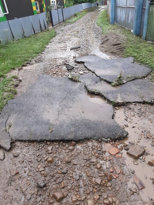 Подтопленные дороги в селе Викно