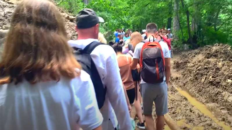 Возле водопада размыло тропы.