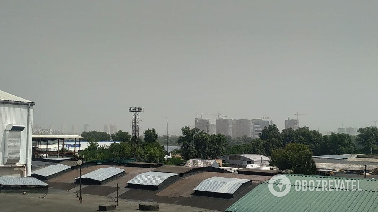 Густой смог окутал город в 12:00.