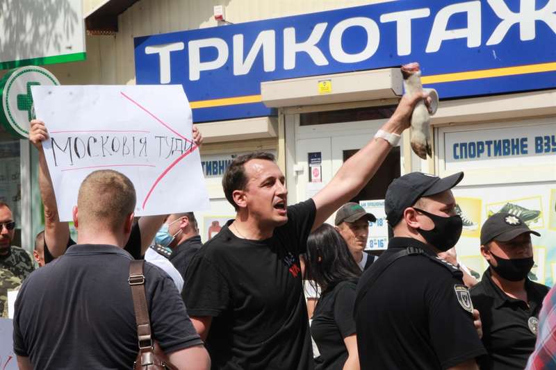 «Вон московских попов!». В Нежине на Крестном ходе УПЦ произошла потасовка с верующими (фото, видео) - 11 - изображение