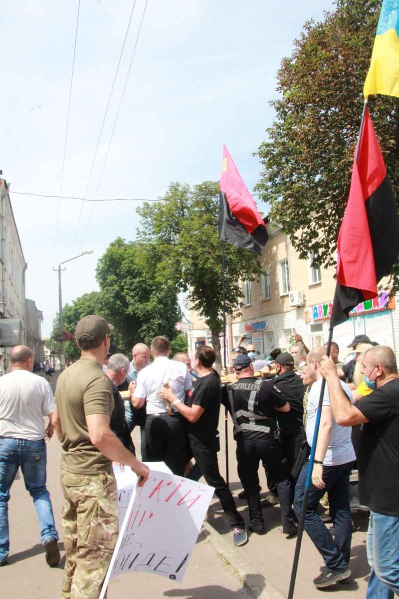 «Вон московских попов!». В Нежине на Крестном ходе УПЦ произошла потасовка с верующими (фото, видео) - 12 - изображение
