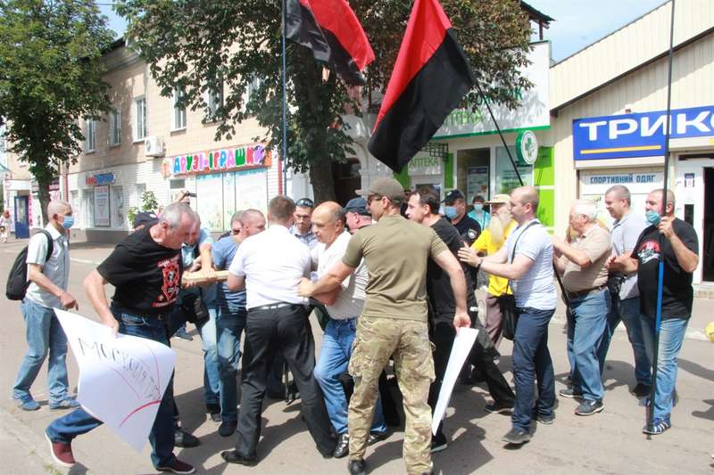 «Вон московских попов!». В Нежине на Крестном ходе УПЦ произошла потасовка с верующими (фото, видео) - 2 - изображение