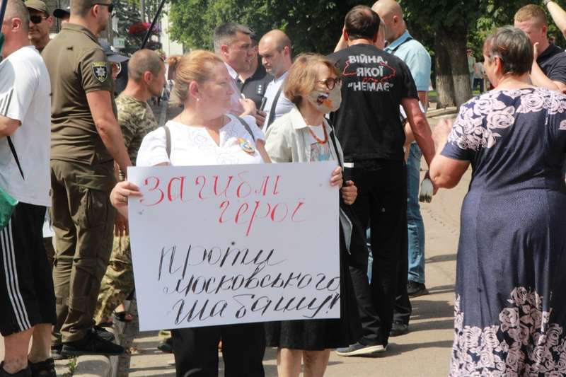 «Вон московских попов!». В Нежине на Крестном ходе УПЦ произошла потасовка с верующими (фото, видео) - 4 - изображение